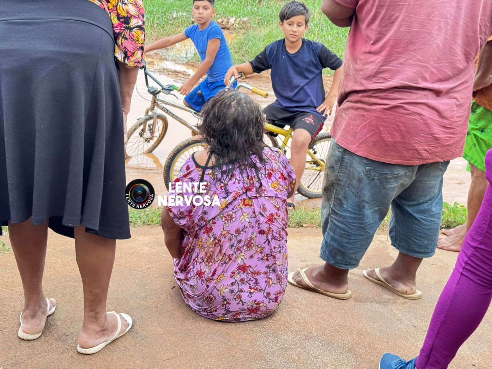 Carro com idosos capota e cai em córrego após ficar sem freio em ladeira na zona sul