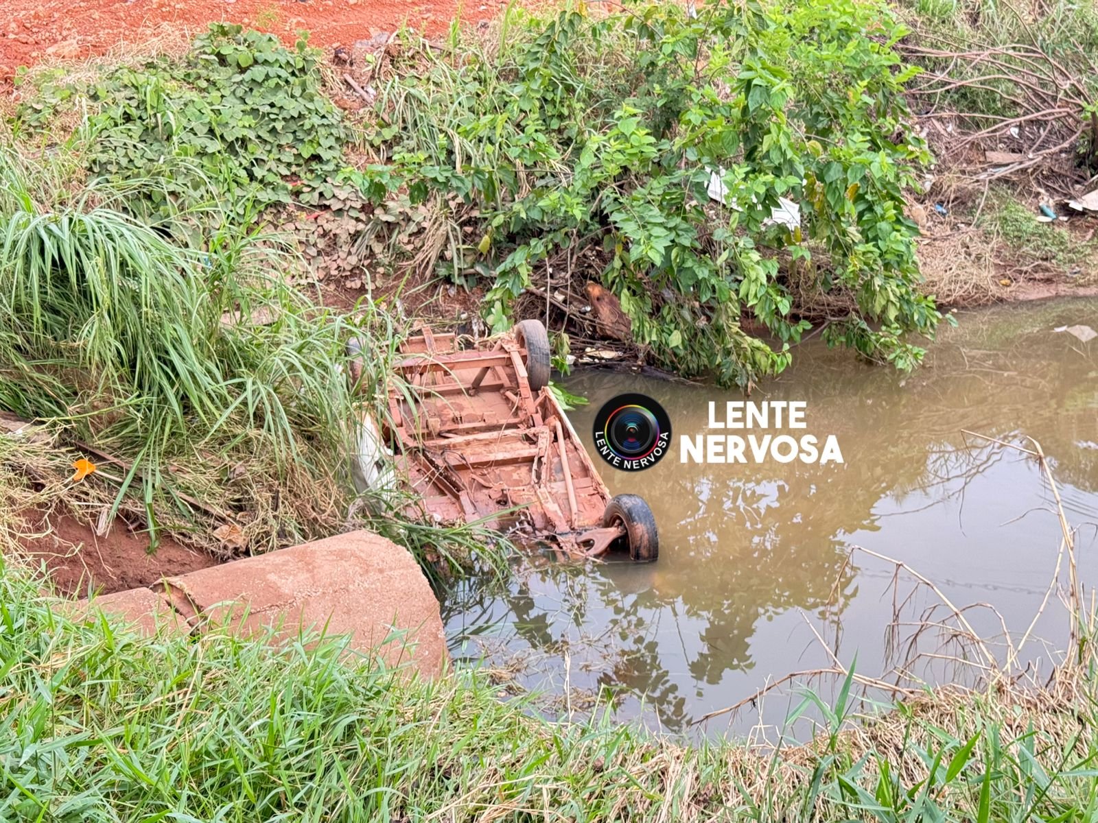 Carro com idosos capota e cai em córrego após ficar sem freio em ladeira na zona sul
