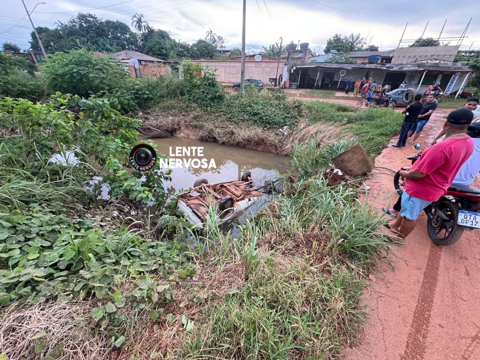 Carro com idosos capota e cai em córrego após ficar sem freio em ladeira na zona sul