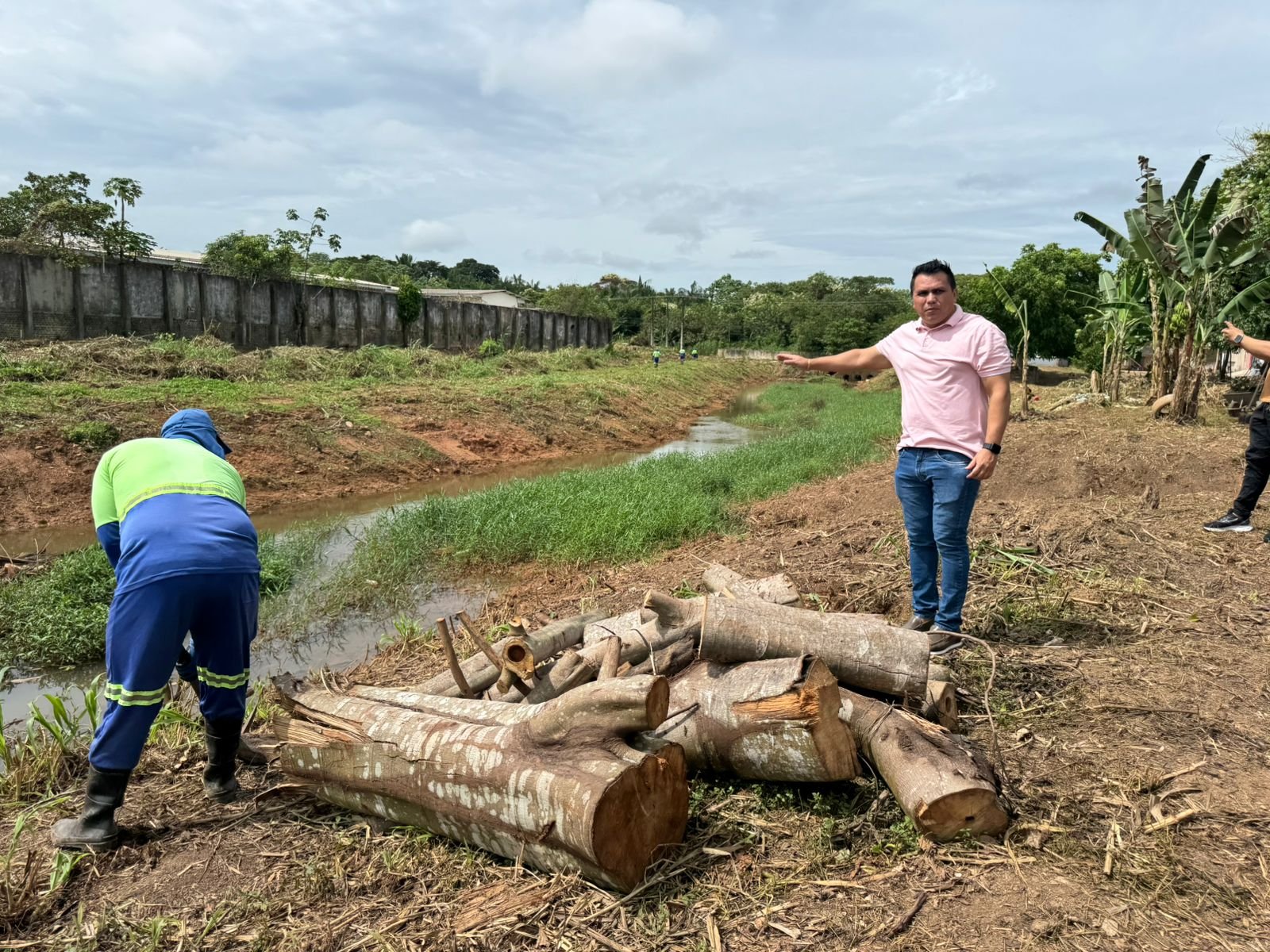 Após solicitação de Edimilson Dourado, canal no Castanheiras recebe limpeza histórica 1 Após solicitação de Edimilson Dourado, canal no Castanheiras recebe limpeza histórica