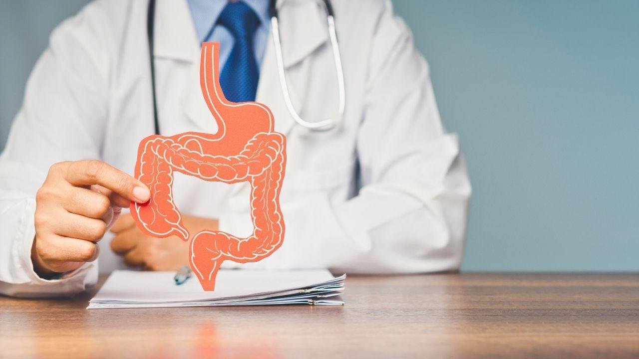 Celular no banheiro pode aumentar em 46% o risco de hemorroidas