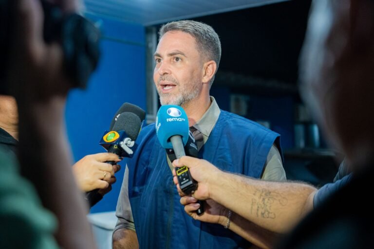 Mais de 100 profissionais assinam contrato e iniciam atendimento à população