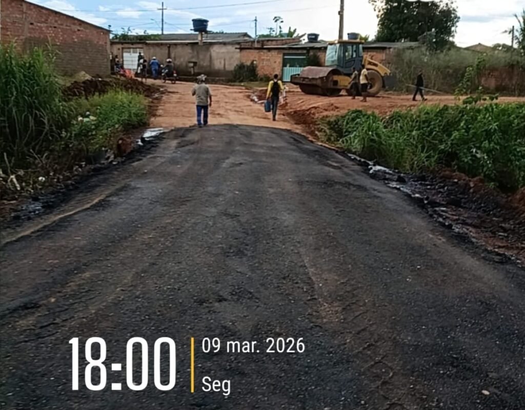 Serviços de limpeza e tapa-buracos são iniciados na Rua Lisboa após solicitação do vereador Edimilson Dourado