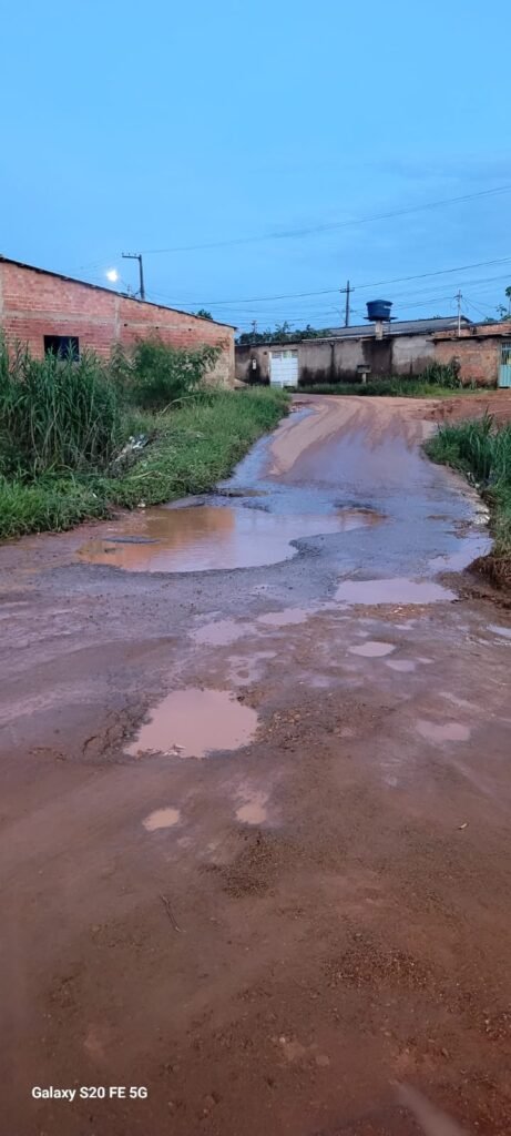 Serviços de limpeza e tapa-buracos são iniciados na Rua Lisboa após solicitação do vereador Edimilson Dourado