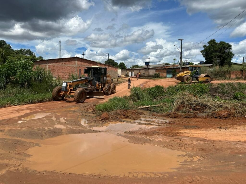 Serviços de limpeza e tapa-buracos são iniciados na Rua Lisboa após solicitação do vereador Edimilson Dourado