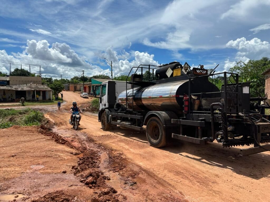 Serviços de limpeza e tapa-buracos são iniciados na Rua Lisboa após solicitação do vereador Edimilson Dourado