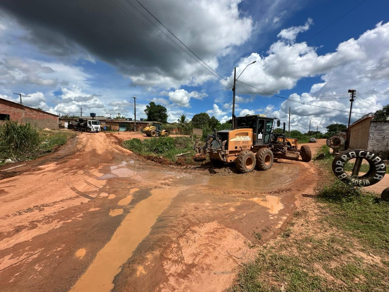 Serviços de limpeza e tapa-buracos são iniciados na Rua Lisboa após solicitação do vereador Edimilson Dourado