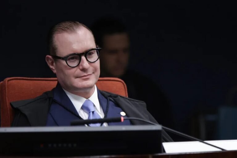 Decisão de Zanin sobre Master contrasta com ato do STF na CPI da Covid