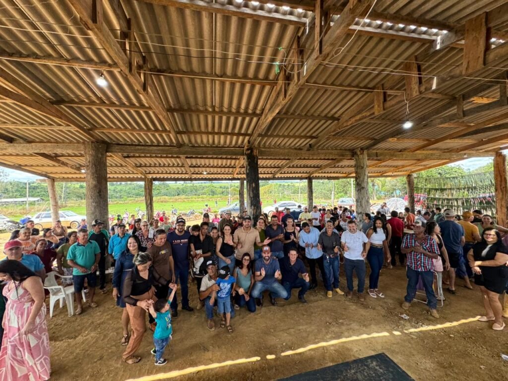 Deputado Nim Barroso entrega trator à Associação Rio da Onça e fortalece agricultura familiar em Machadinho d’Oeste