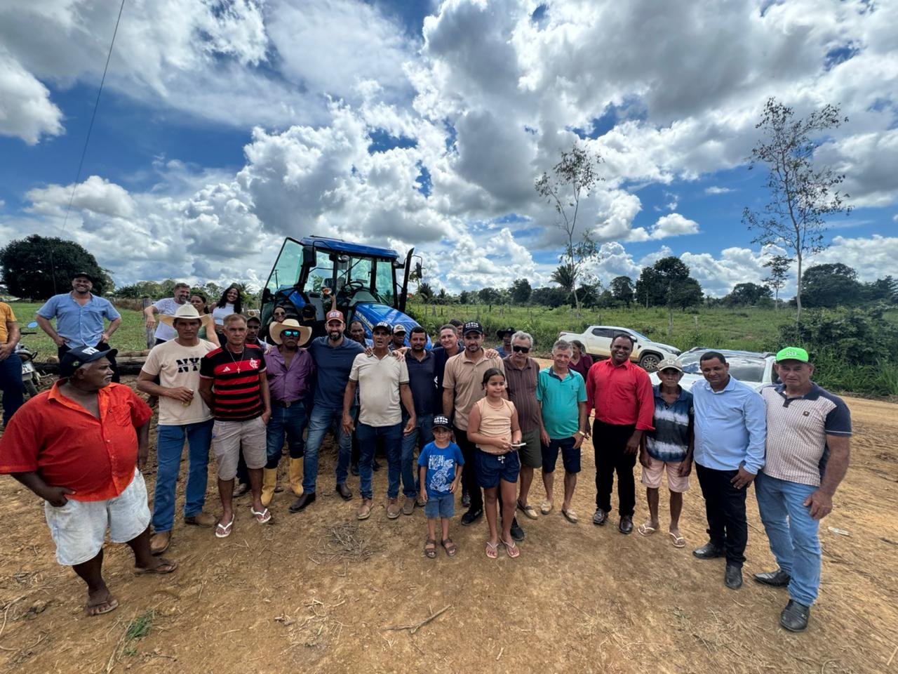 Deputado Nim Barroso entrega trator à Associação Rio da Onça e fortalece agricultura familiar em Machadinho d’Oeste