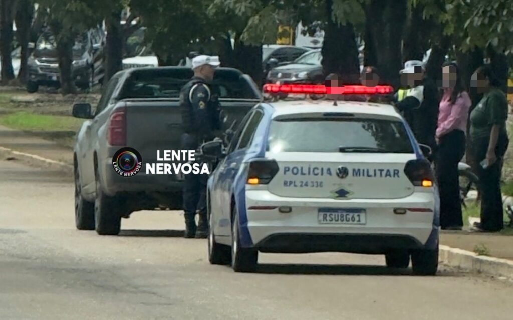 Motociclista fica ferido ao colidir na traseira de caminhonete estacionada na Avenida Imigrantes
