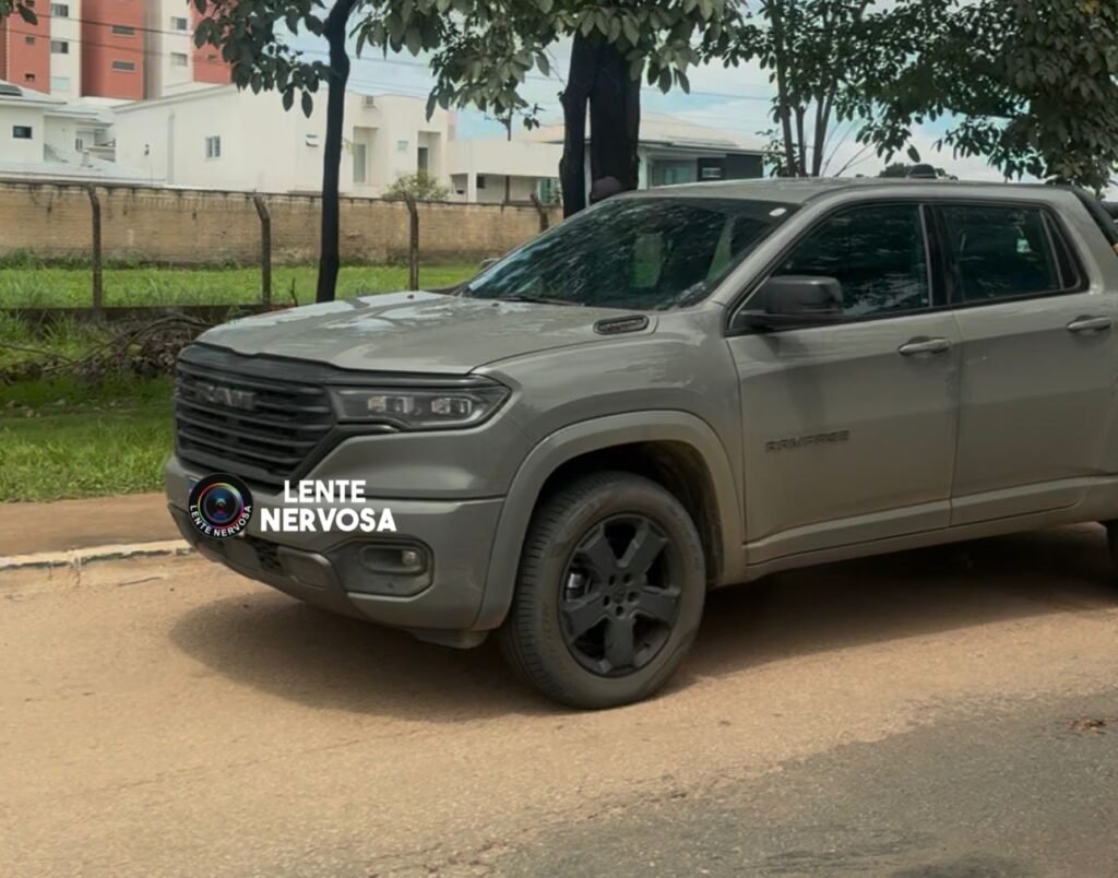 Motociclista fica ferido ao colidir na traseira de caminhonete estacionada na Avenida Imigrantes