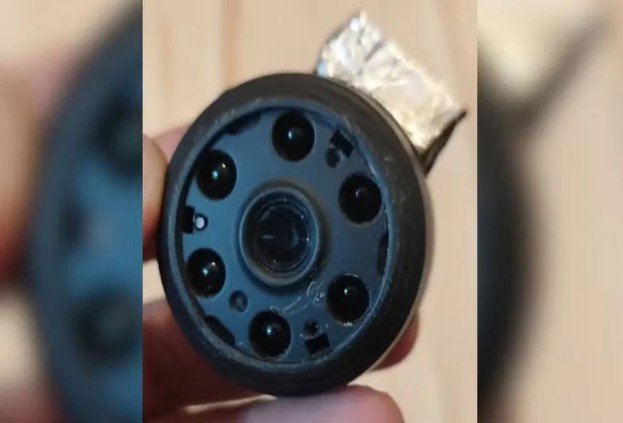 Mulher encontra câmera escondida no teto do quarto e denuncia ex em MG