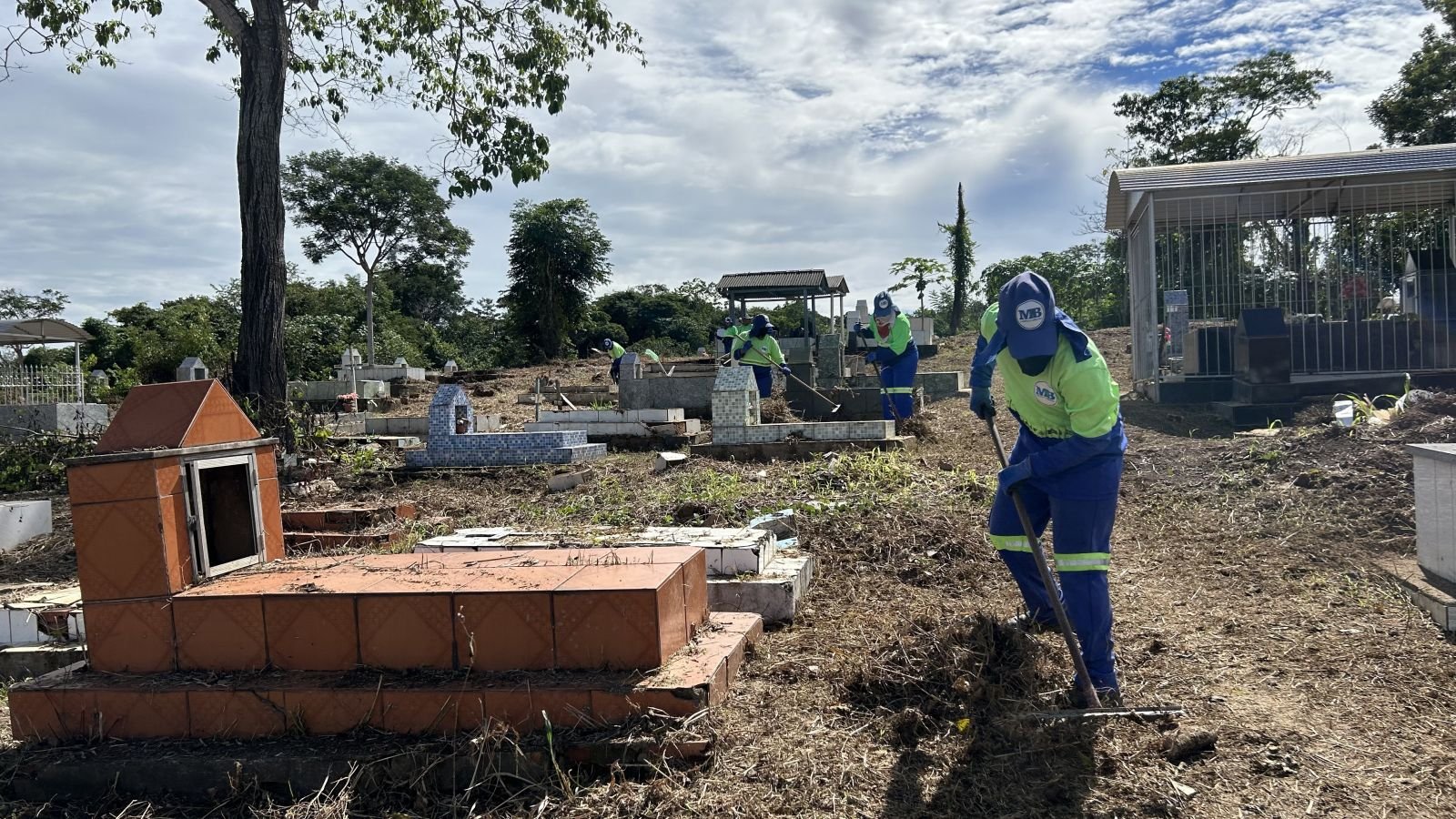 Cemitérios recebem limpeza para homenagens no Dia das Mães