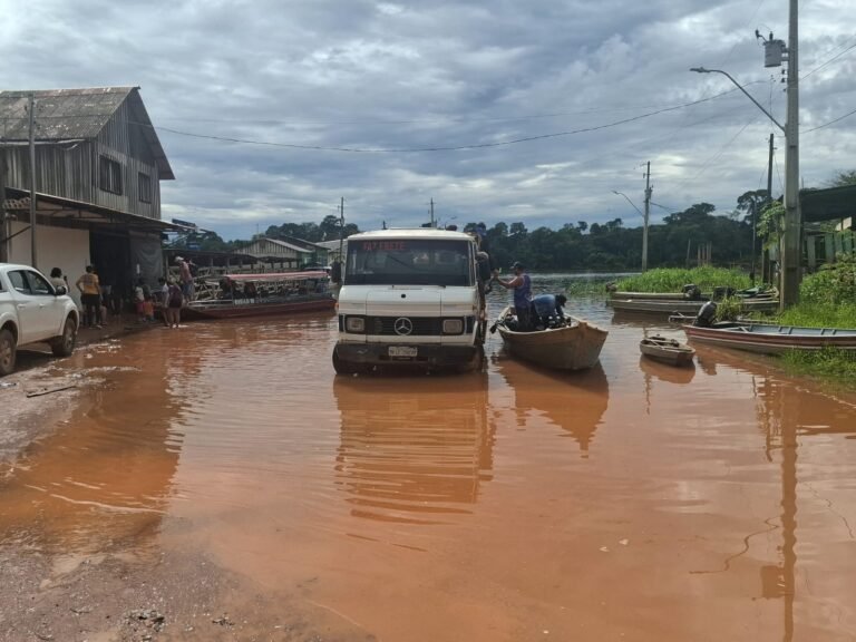 Rio Madeira passa dos 15 metros e situação de emergência é decretada