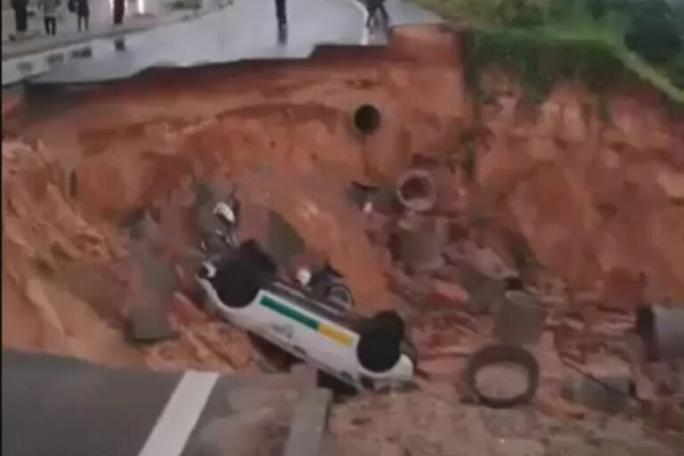 CE: veículos caem em cratera aberta pela chuva; há ao menos uma morte