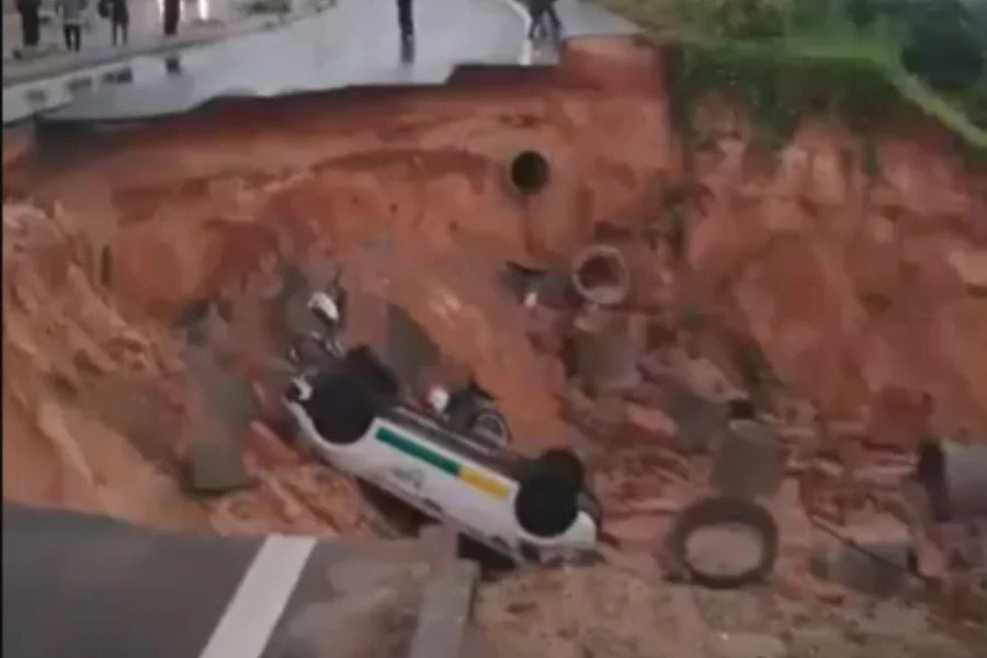 CE: veículos caem em cratera aberta pela chuva; há ao menos uma morte