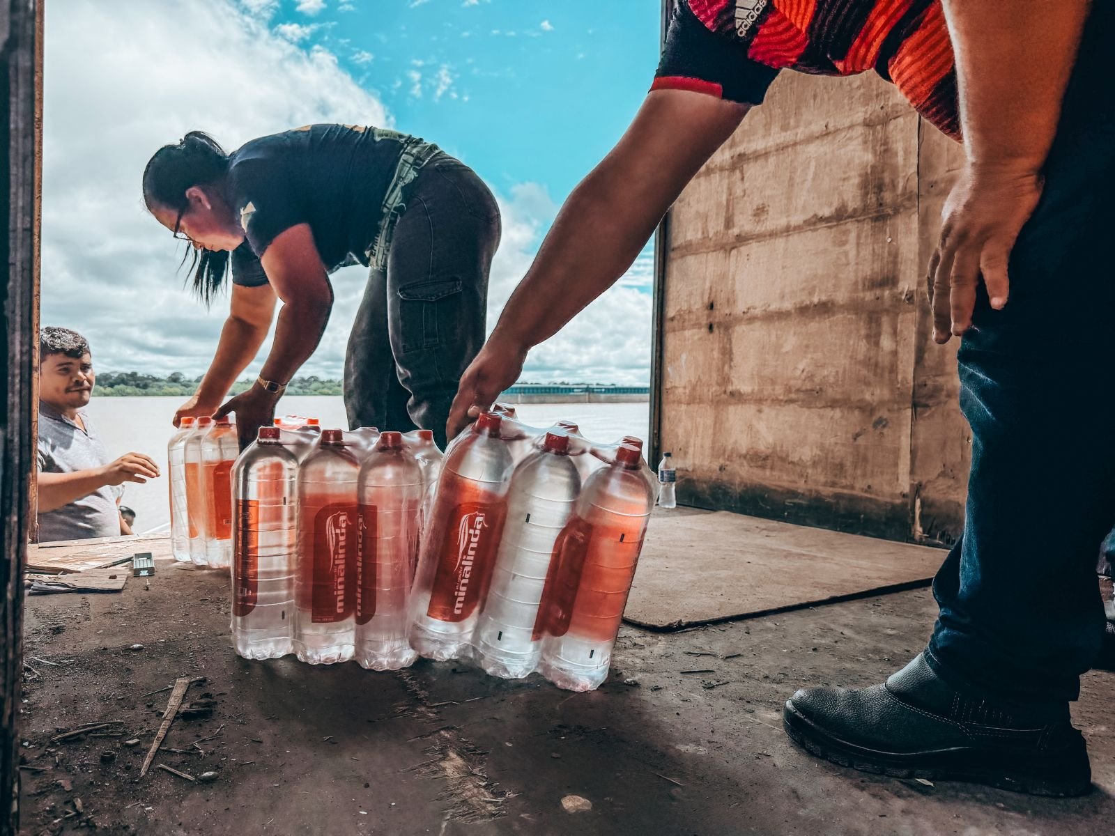Missão humanitária da Defesa Civil leva água a comunidades isoladas