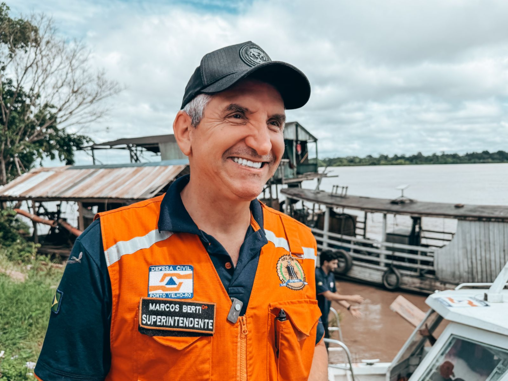 Missão humanitária da Defesa Civil leva água a comunidades isoladas