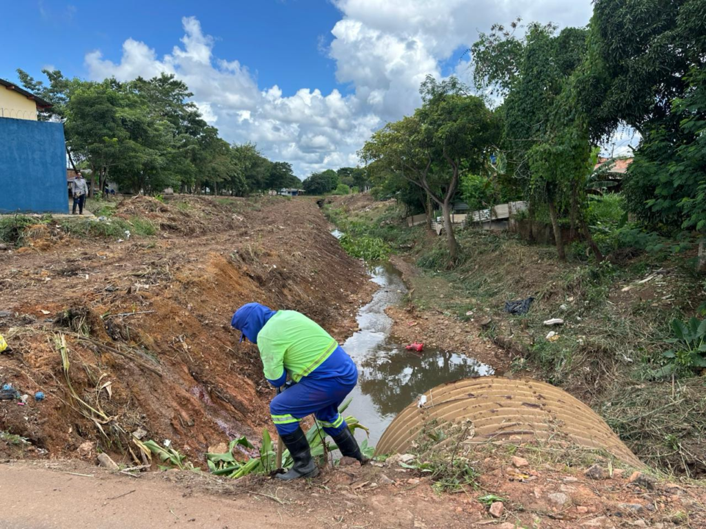 Limpeza de canal no bairro Castanheira é realizada após pedido do vereador Edimilson Dourado