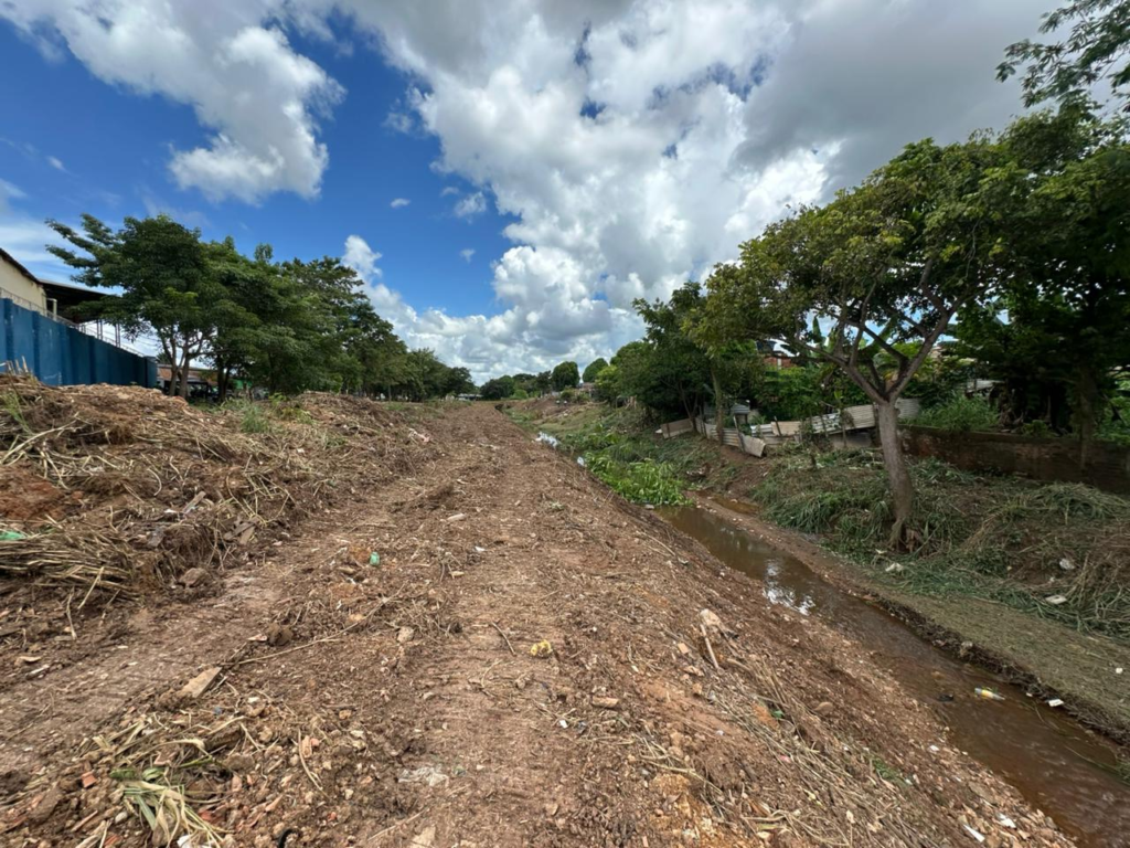 Limpeza de canal no bairro Castanheira é realizada após pedido do vereador Edimilson Dourado