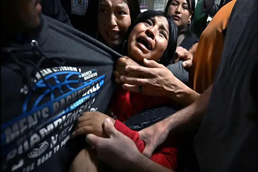 Fotografia de família separada pelo ICE vence World Press Photo