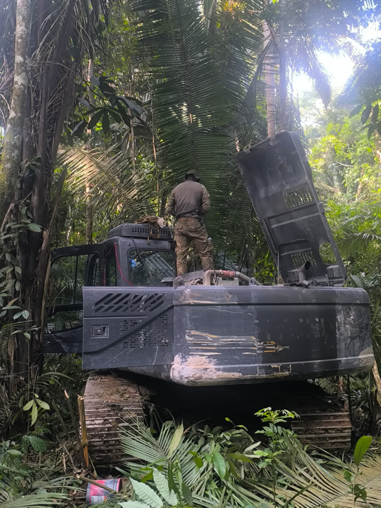 Máquinas são inutilizadas em ofensiva contra garimpo ilegal em área indígena - VEJA O VÍDEO