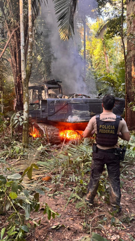 Máquinas são inutilizadas em ofensiva contra garimpo ilegal em área indígena - VEJA O VÍDEO