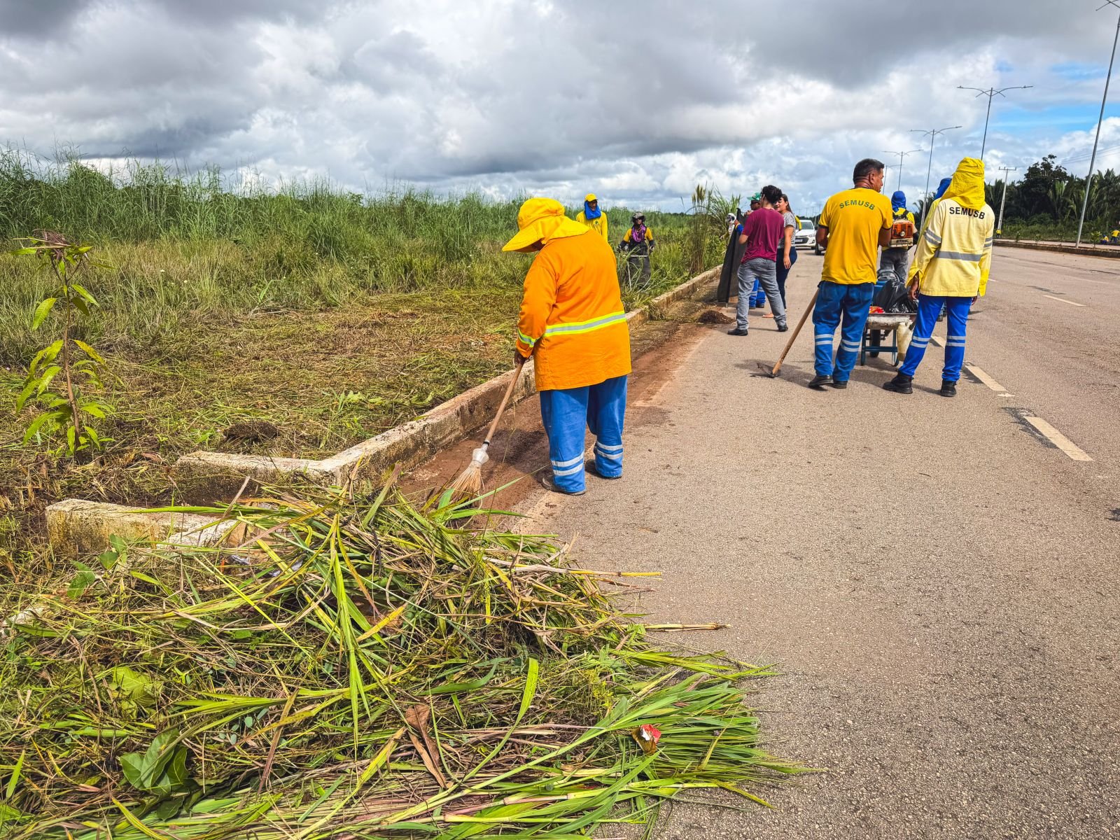 Limpeza urbana avança em três avenidas da capital