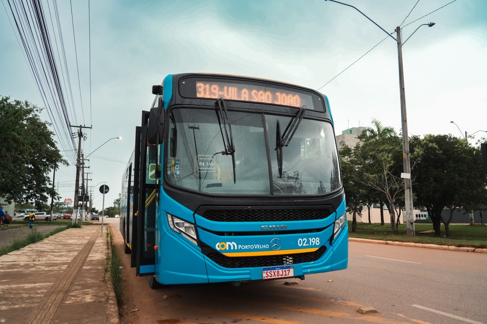 Nova linha de ônibus chega à BR-319 e muda rotina de moradores da zona rural