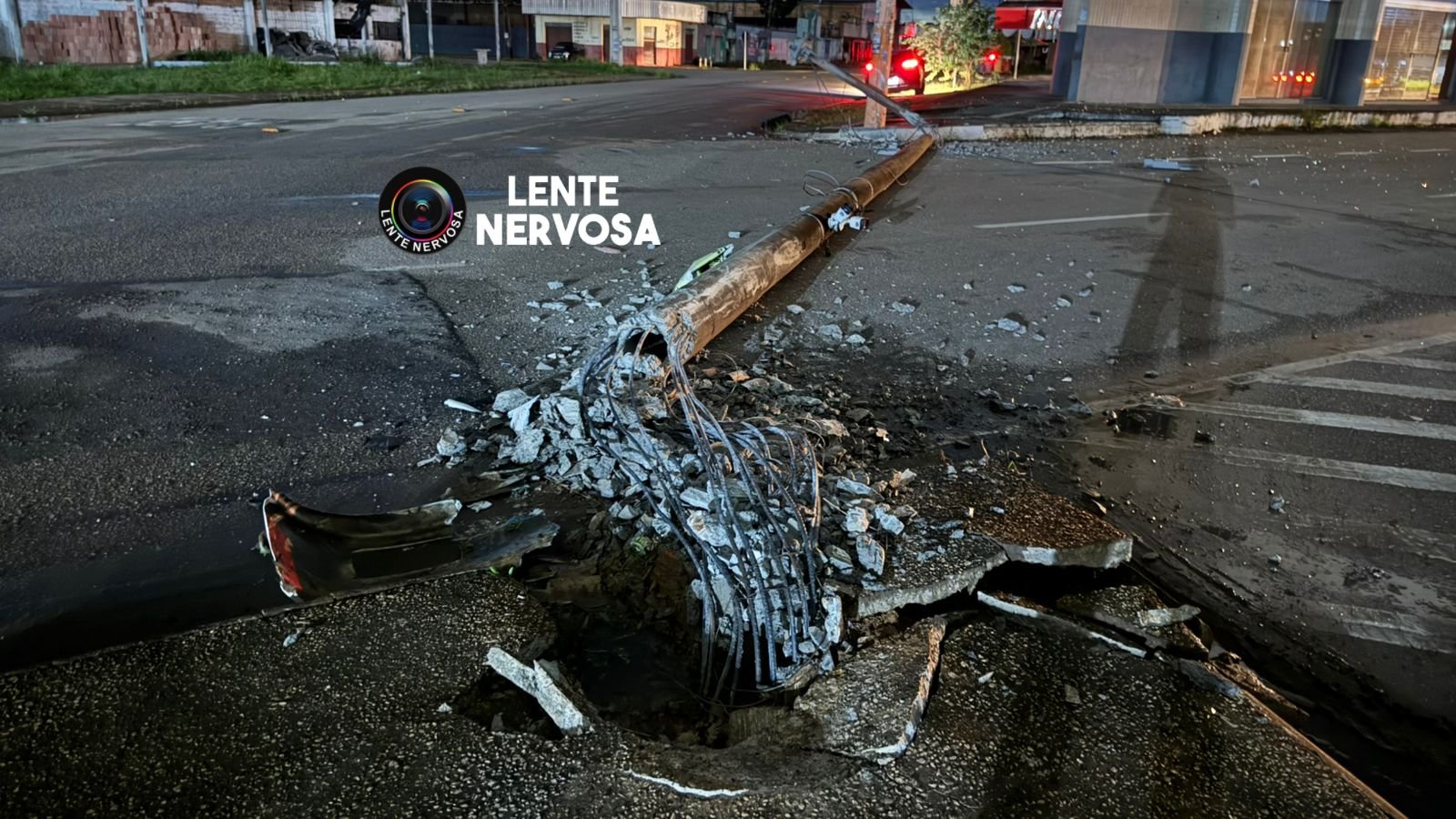 Caminhoneiro embriagado derruba poste, foge da PM e acaba preso no Centro de Porto Velho - VEJA FOTOS