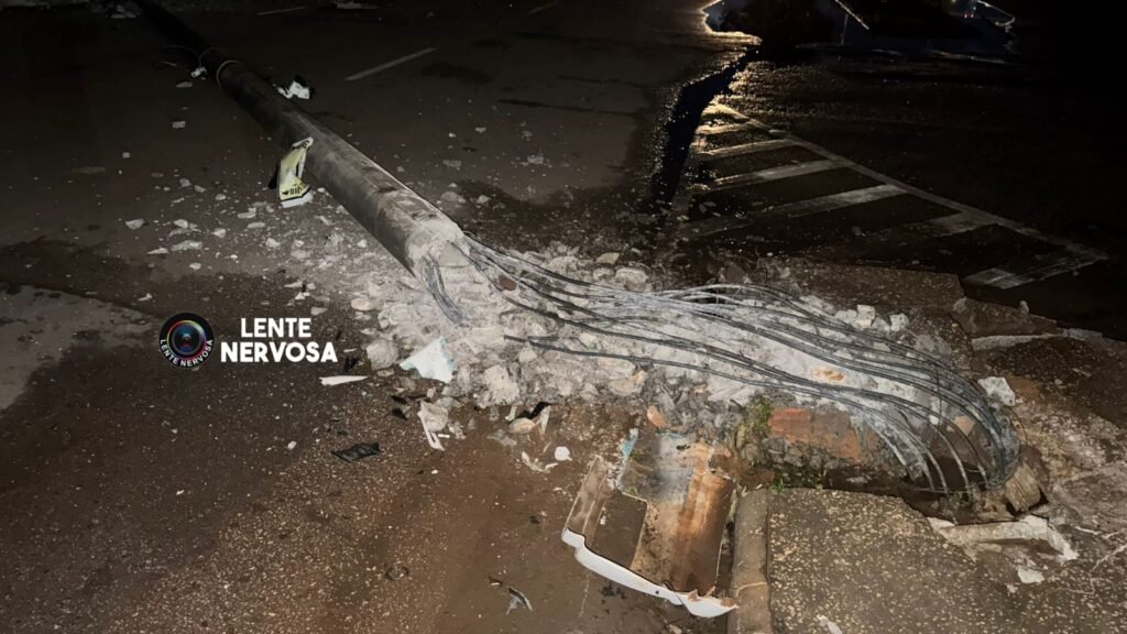 Caminhoneiro embriagado derruba poste, foge da PM e acaba preso no Centro de Porto Velho - VEJA FOTOS