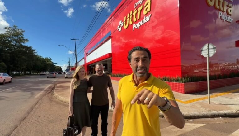 Bilionário dono da Cimed visita Porto Velho e conhece a maior farmácia do Brasil – VÍDEO