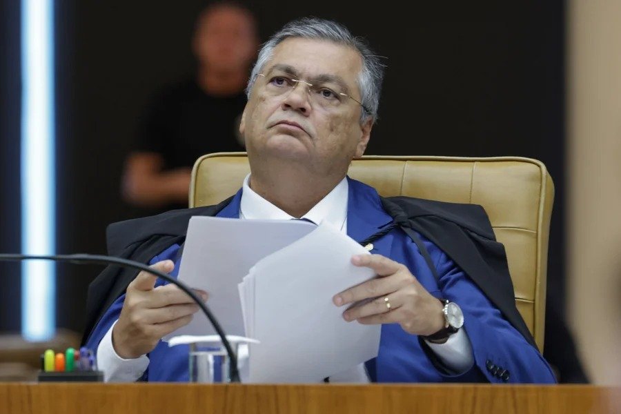 Dino abre investigação por suspeita de emendas em filme de Bolsonaro