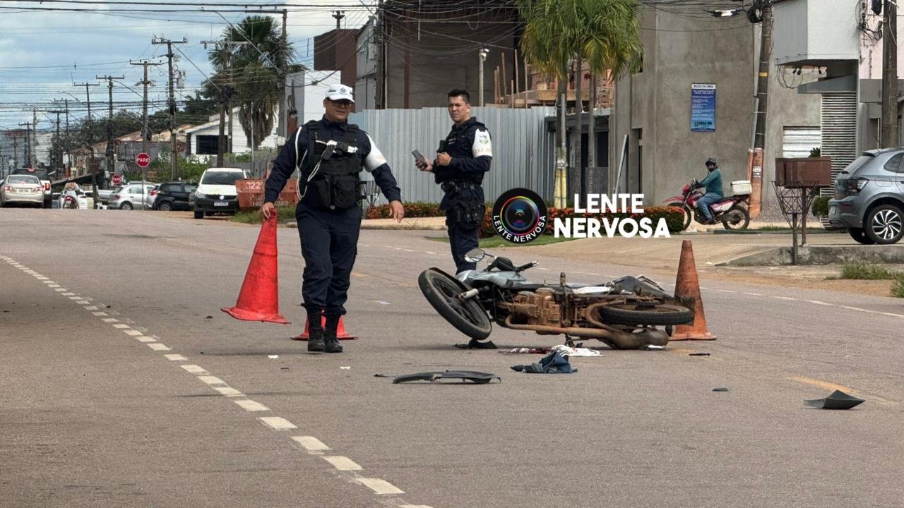 Motoboy sofre fratura exposta na perna ao colidir em automóvel que saía pela contramão na capital