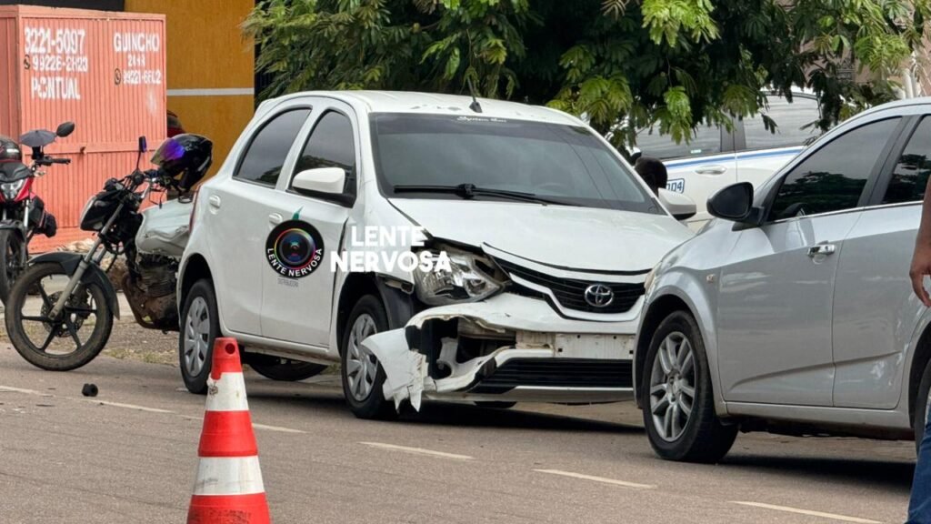 Motoboy sofre fratura exposta na perna ao colidir em automóvel que saía pela contramão na capital