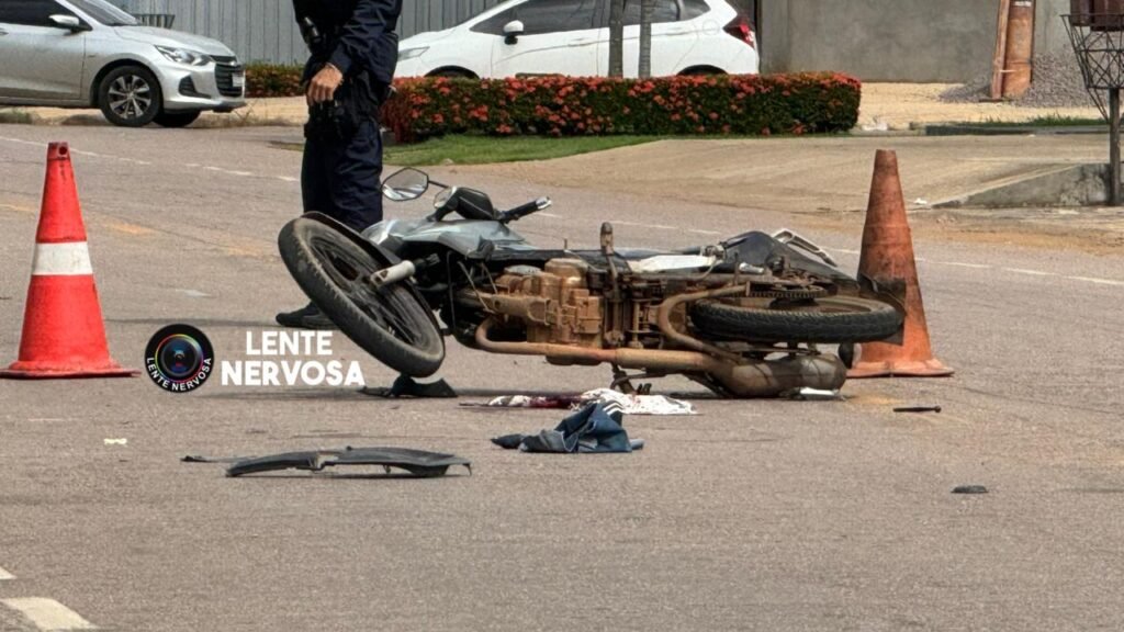 Motoboy sofre fratura exposta na perna ao colidir em automóvel que saía pela contramão na capital