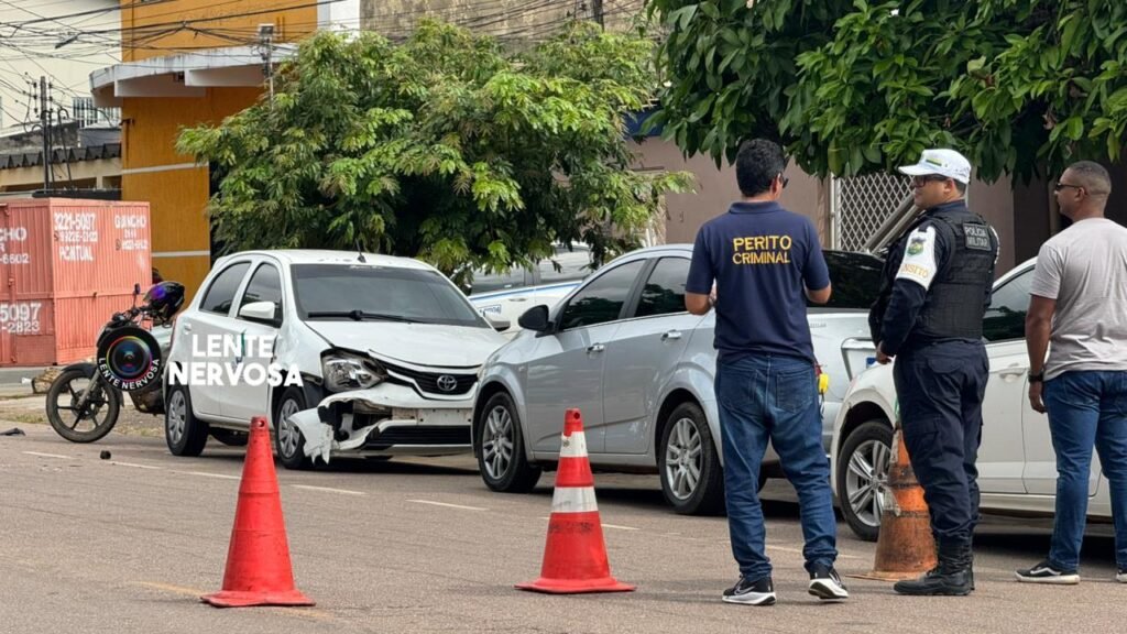 Motoboy sofre fratura exposta na perna ao colidir em automóvel que saía pela contramão na capital