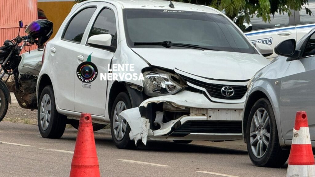 Motoboy sofre fratura exposta na perna ao colidir em automóvel que saía pela contramão na capital