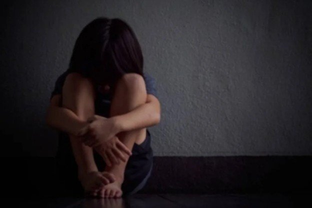 Menina de 11 anos liga para mãe para denunciar que padrasto a estuprou