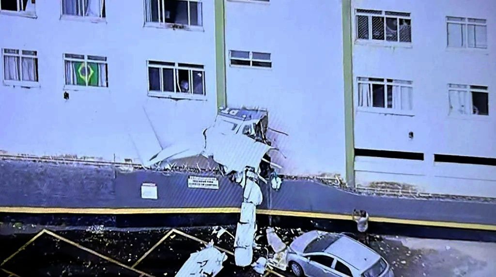 Avião atinge prédio minutos após decolar em Belo Horizonte - VÍDEO
