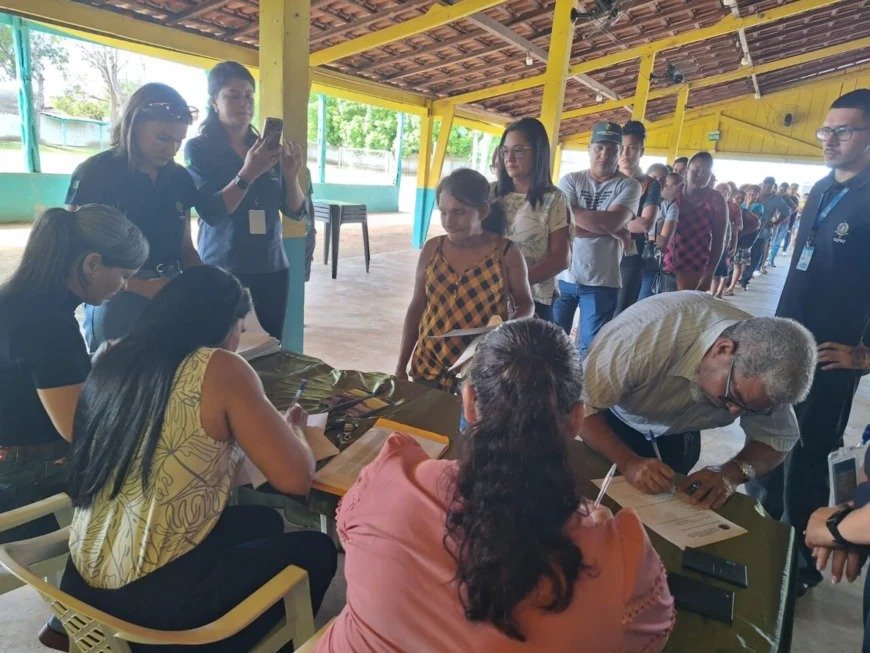 Governo de RO fortalece cidadania com entrega de Certidões de Regularização Fundiária em Cacaulândia 1 Governo de RO fortalece cidadania com entrega de Certidões de Regularização Fundiária em Cacaulândia