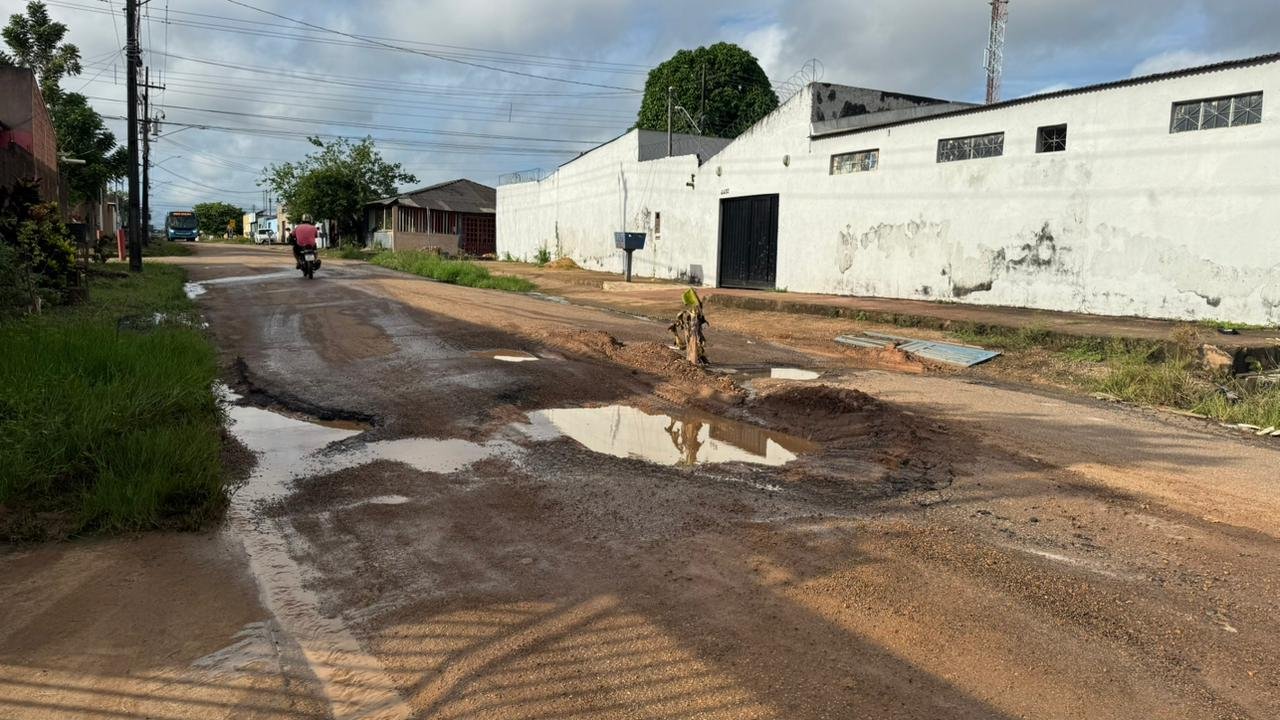 Tapa buracos é realizado em rua na zona sul a pedido do vereador Edimilson Dourado