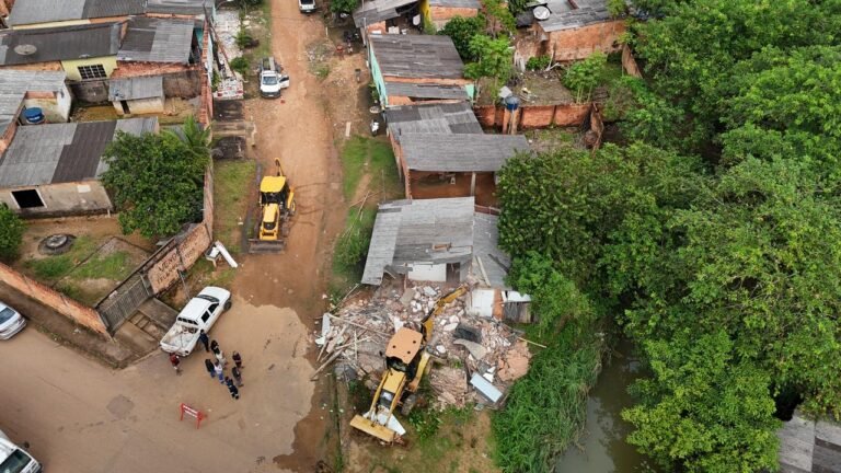 Prefeitura demole imóvel construído em área de preservação na capital