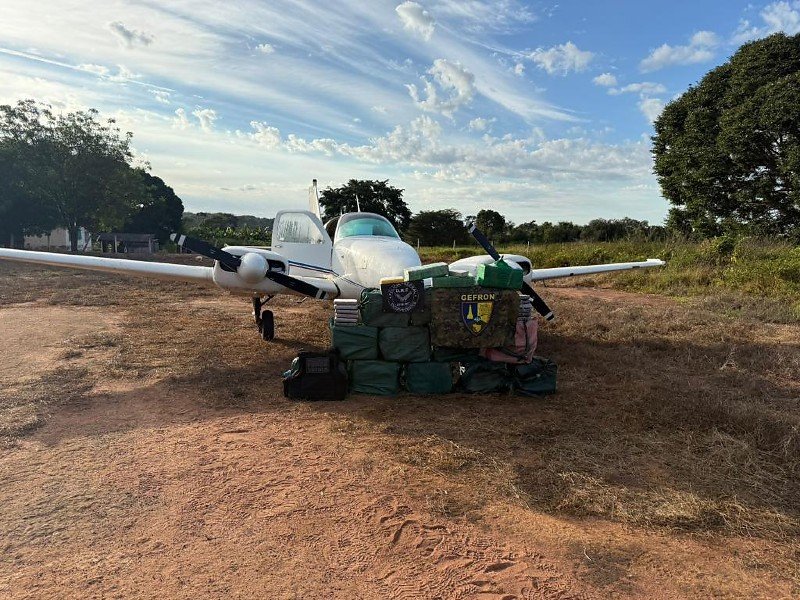 Forças de segurança interceptam avião com 450 kg de cocaína; quatro são presos