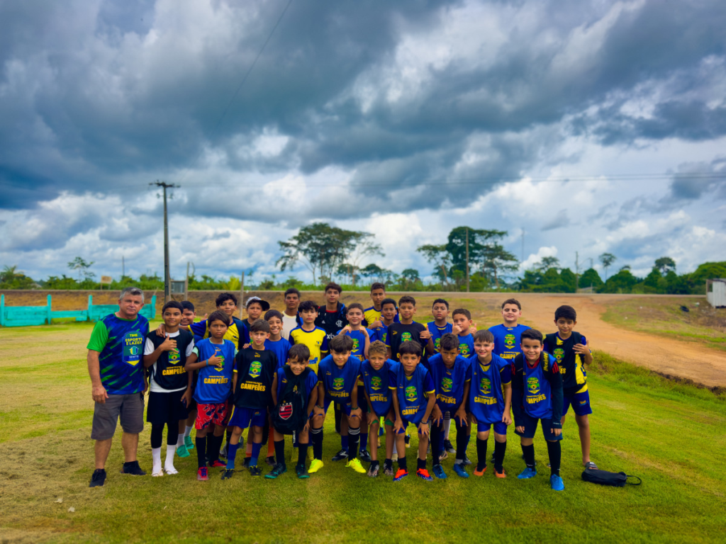 Prefeitura de Porto Velho entrega kits esportivos a mais de 500 crianças em Extrema