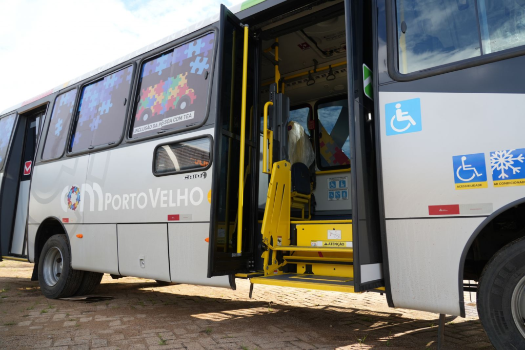 Serviço inédito, ônibus inclusivo completa um ano em PVH