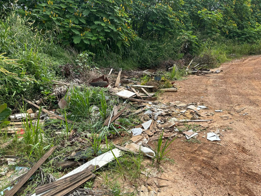 Vereador Edimilson Dourado cobra limpeza urgente em área tomada por lixo no bairro Aeroclube