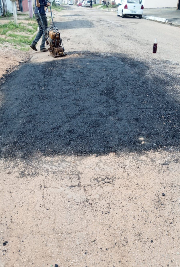 Seinfra realiza tapa buracos na zona sul a pedido do vereador Edimilson Dourado 4 Seinfra realiza tapa buracos na zona sul a pedido do vereador Edimilson Dourado