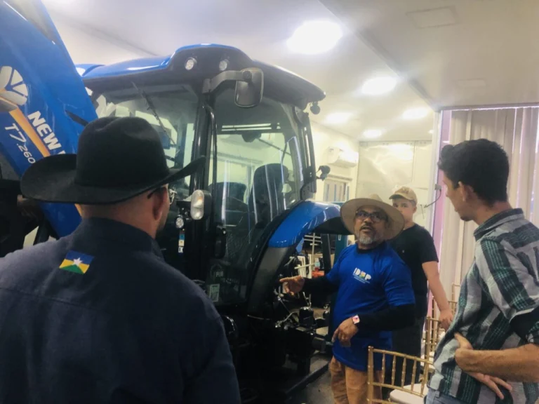 Escola Móvel de Máquinas Agrícolas oferta cursos durante 13ª RRSI e amplia capacitação no agro